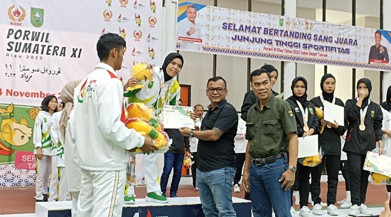 Tim Riau sumbang emas di Porwil Sumatera XI dari nomor double tim putri (foto/rahmat)