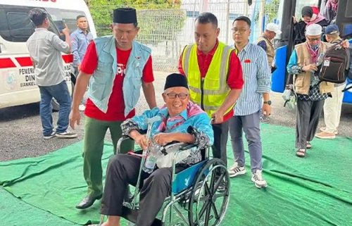 Ratusan jemaah calon haji Pekanbaru diberangkatkan ke Batam (foto/tribunpku)