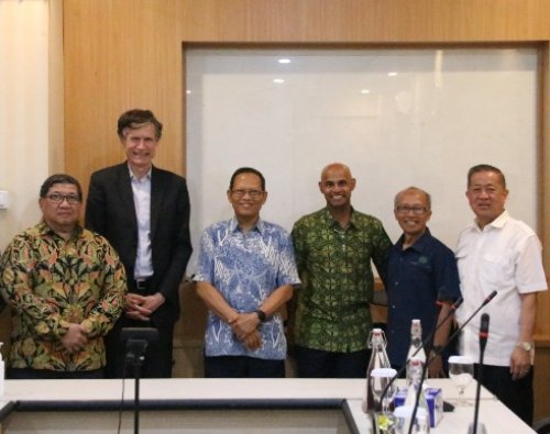 Asosiasi Pengusaha Hutan Indonesia (APHI) bersama New Forests menjajaki peluang kerja sama pengelolaan hutan lestari di Indonesia. Inisiatif ini diharapkan mendorong pertumbuhan ekonomi hijau dan ketahanan iklim masa depan.