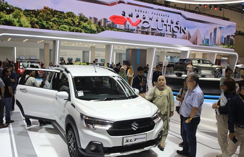 Pengunjung ramaikan booth Suzuki di GIIAS 2024.(foto: istimewa)