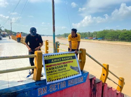 Spanduk waspada buaya dipasang di Bantaran Sungai Tepian Lubuak Sobea, Kuansing (foto/int)