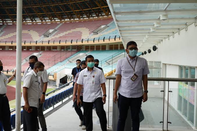 Kadispora Riau Boby Rachmat di Stadion Utama Riau yang merupakan salah satu venue eks PON Riau.(foto: int)