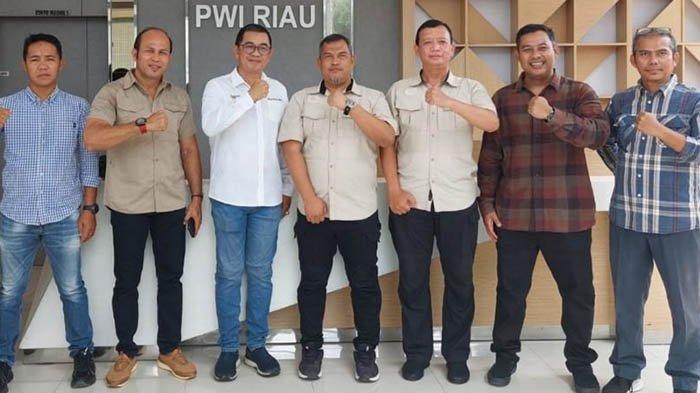 Ketua PWI Riau, Raja Isyam dan Kanit IV Subdit Ekonomi Dit Intelkam Polda Riau, AKP M Ari Surya Santoso bersama jajaran.(foto: tribunpekanbaru.com)