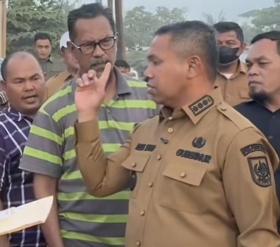 Gubernur Riau Abdul Wahid saat sidak truk angkutan.
