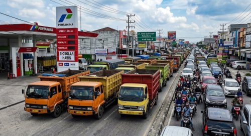 Antrean solar di SPBU jadi biang kemacetan di Kota Pekanbaru.(ilustrasi/AI/halloriau.com)