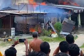 Belasan ruko di Pasar Kuok, Kampar hangus terbakar.(foto: int)