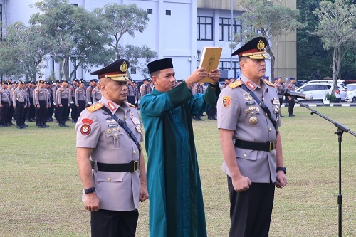 Proses sertijab Wakapolda Riau, Brigjen Pol Dr Hengki Haryadi menggantikan Brigjen Pol Adrianto Jossy Kusumo.(foto: mcr)