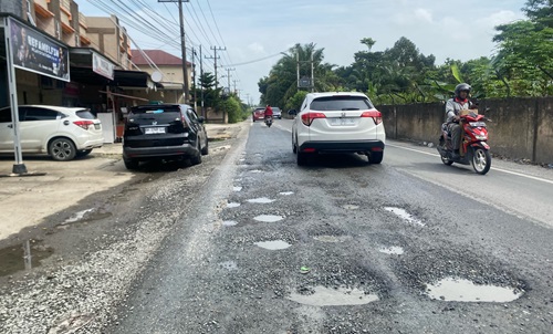 Jalan Bangau Sakti, Pekanbaru kembali rusak padahal belum lama di-overlay (foto/Yuni)