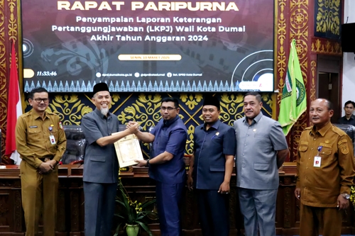 Walikota Dumai H Paisal menyerahkan dokumen LKPJ 2024 kepada Pimpinan DPRD Dumai, dalam agenda Rapat Paripurna LKPJ Tahun Anggaran 2024 di gedung DPRD Dumai, Senin (10/3/2025). (Foto: Bambang)