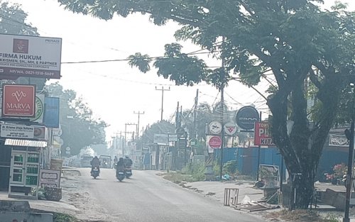 Kabut asap tipis terpantau di Jalan Kartama, Kelurahan Maharatu, Kecamatan Marpoyan Damai (foto/Mimi)