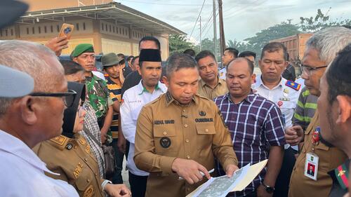 Gubernur Riau Abdul Wahid meninjau kondisi Jalan Lintas Timur di Simpang Minas. (Foto: Fitri Yani)