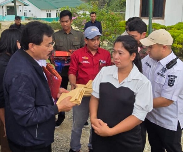 PT NWR menyalurkan santunan kepada keluarga korban.