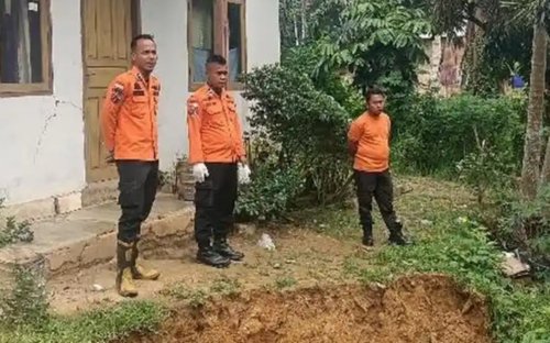 Rumah warga di Kampar nyaris amblas akibat abrasi.(foto: tribunpekanbaru.com)