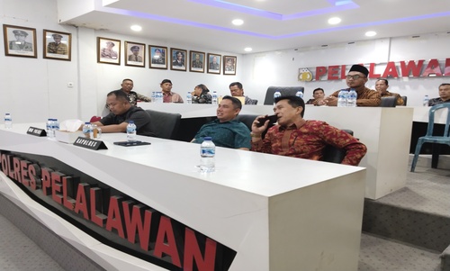 Polres Pelalawan menggelar nonton bareng Pagelaran Wayang Nusantara "Amartho Binangun". (Foto: Andy Indrayanto)