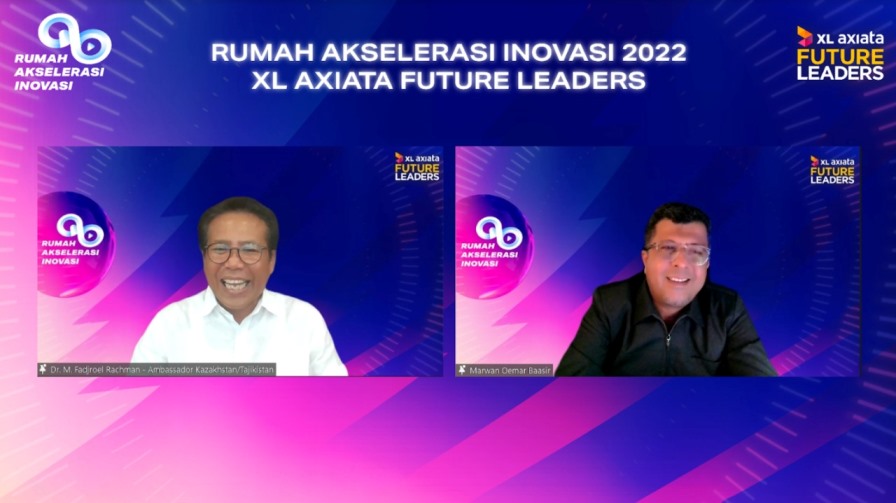 Duta Besar LBBP Republik Indonesia untuk Republik Kazakhstan merangkap Republik Tajikistan, Dr. Mochammad Fadjroel Rachman (kiri)  dan Chief Corporate Affairs XL Axiata,  Marwan O. Baasir (kanan).