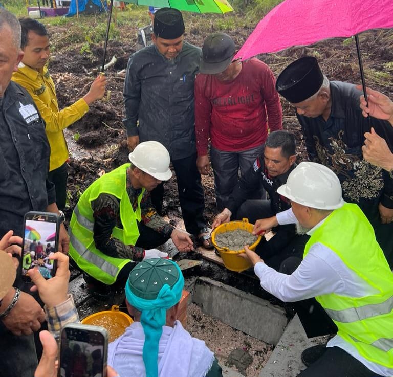 Bupati Rohil, Afrizal Sintong bersama Walikota Dumai, Paisal saat peletakan gedung sekretariat Ikarohil (foto/zal)