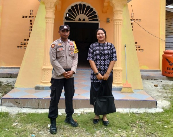 Bhabinkamtibmas Bukit Damar Dan Bagan Nibung Amankan Gereja (foto/Afrizal)