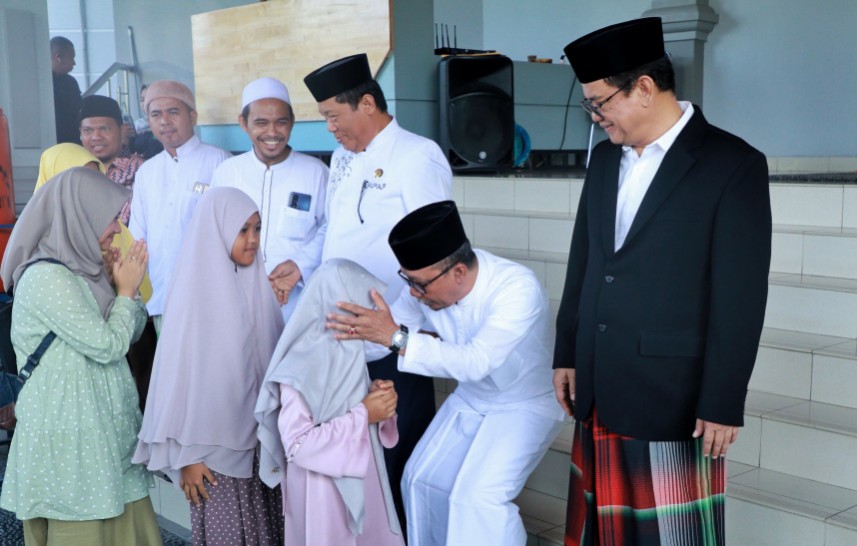 Pjs Bupati Siak, Indra Purnama melepas peserta kontingen Festival Anak Sholeh Indonesa (FASI) di Bekasi, Jabar (foto/diana)