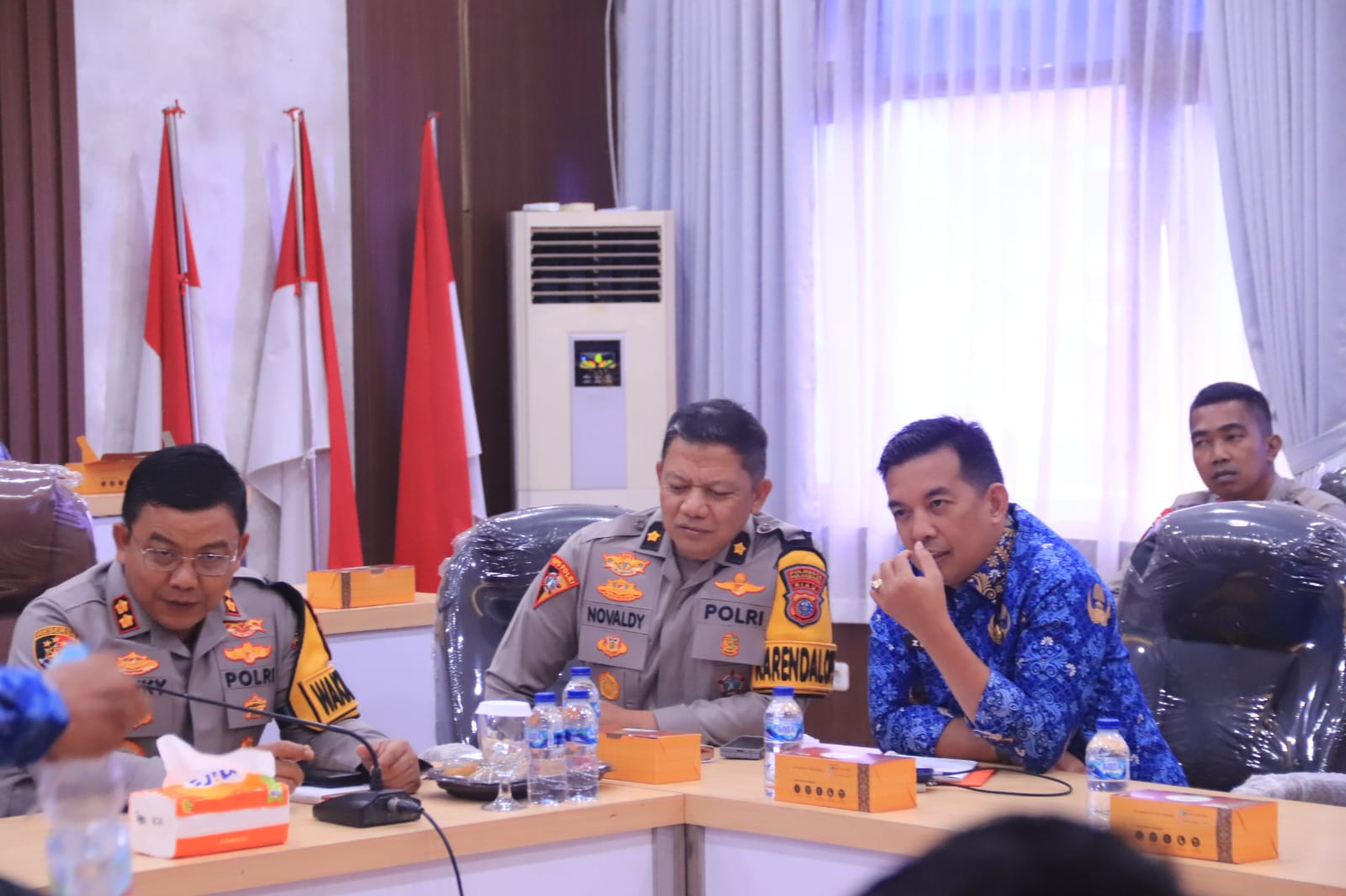 Kasatpol PP Kota Pekanbaru, Zulfahmi Adrian (kanan) turunkan personel bantu amankan rekapitulasi suara Pilkada (foto/dini)