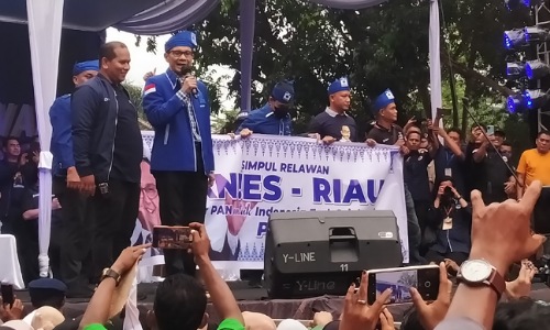 Ketua Bapilu PAN Riau, Tengku Zulmizan bersama kader PAN Riau deklarasikan dukungan untuk Anies Baswedan jadi calon Presiden RI 2024.(foto: rico/halloriau.com)