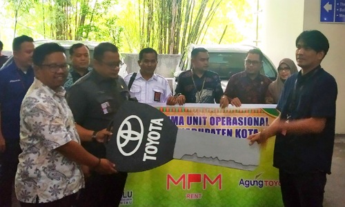 Ketua Bawaslu Riau, Alnofrizal menyerahkan mobil operasional Bawaslu Kabupaten/Kota se-Riau.(foto: rico/halloriau.com)