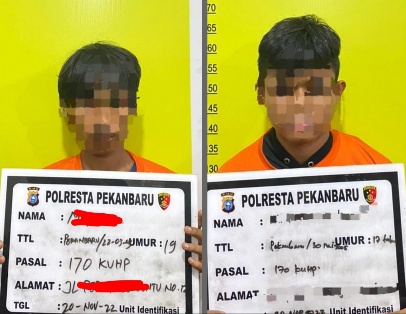 Dua anggota geng motor di Pekanbaru ditangkap polisi (foto/Bayu)