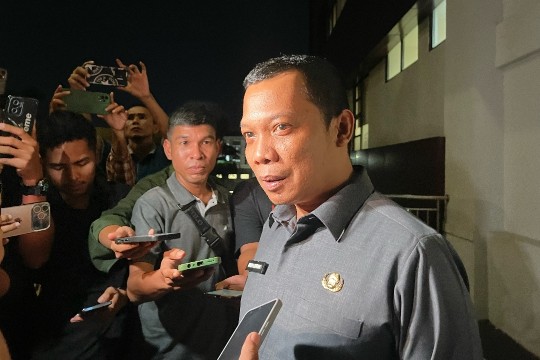 Sekretaris DPRD Riau Muflihun akhirnya keluar dari ruang pemeriksaan Kriminal Khusus Polda Riau (foto/Yuni)