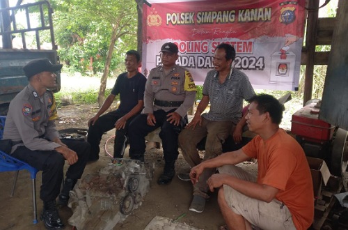 Personel Polsek Simpang Kanan saat cooling system di Lorong Sepakat.(foto: afrizal/halloriau.com)