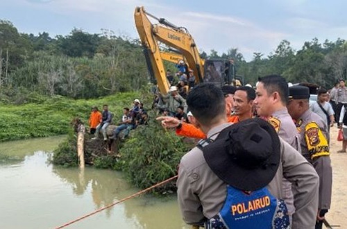 Proses pencarian dan evakuasi korban kecelakaan truk di Segati, Pelalawan.(foto: int)