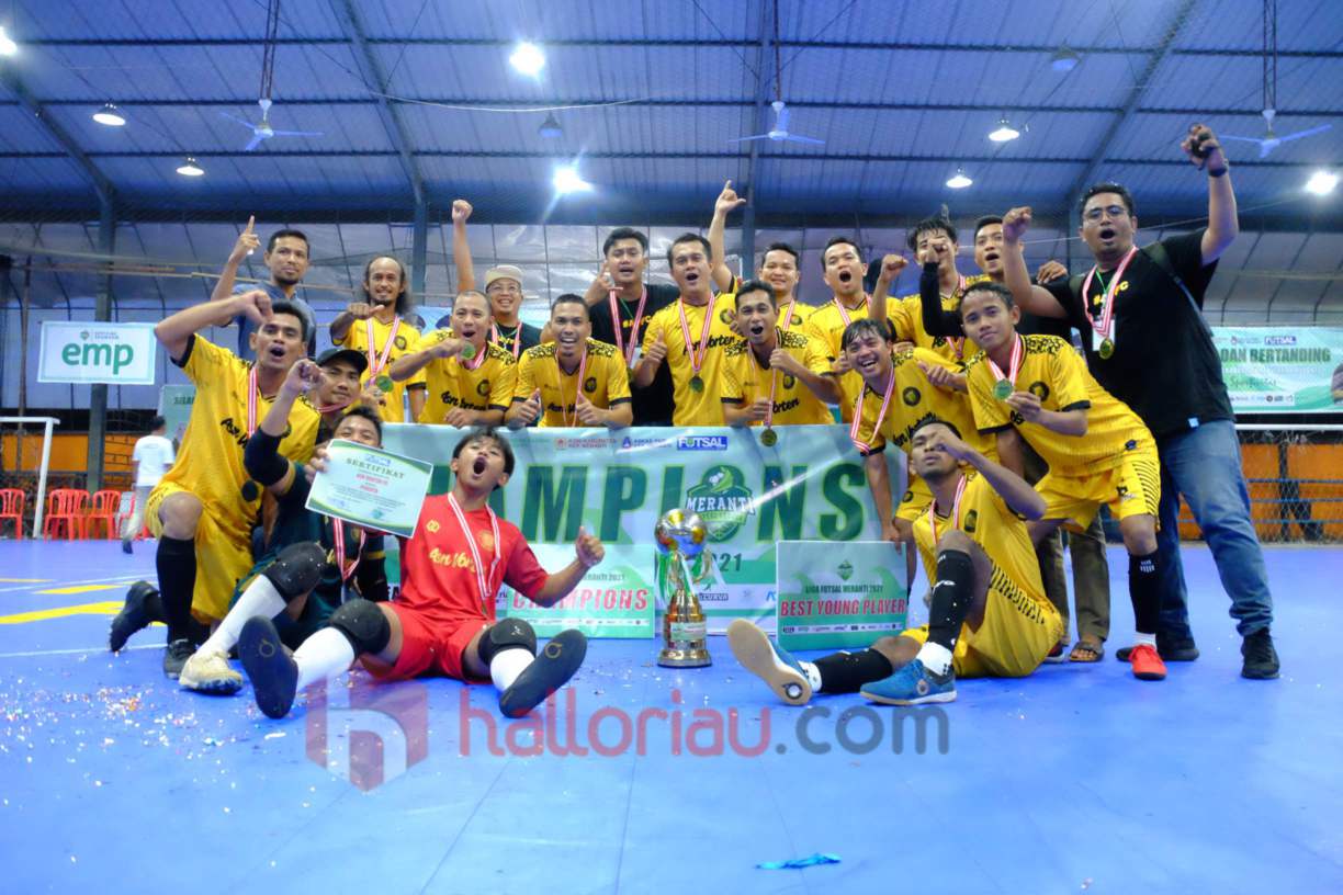 ASN Vorten Futsal Club (AVFC) tampil sebagai juara dalam kejuaraan Liga Futsal Meranti 2021