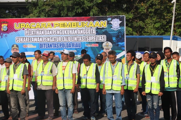 Pak Ogah di Kota Pekanbaru dilatih menjadi Sukarelawan Pengatur Lalu Lintas atau Supeltas (foto/dini)