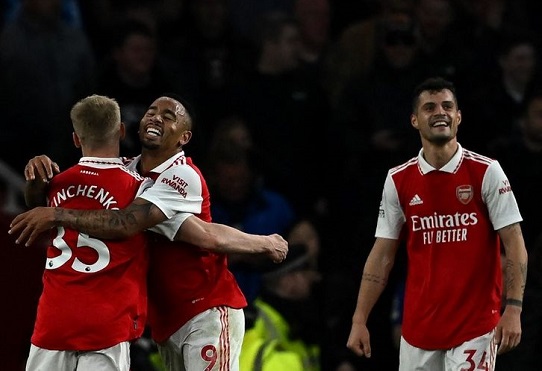 Para pemain Arsenal merayakan gol ketiga dalam laga melawan Chelsea pada pekan ke-34 Liga Inggris 2022-2023. Duel Arsenal vs Chelsea di Stadion Emirates, Rabu (3/5/2023) tuntas dengan skor 3-1. Hasil ini membuat Arsenal kembali ke puncak klasemen Liga Inggris. (Foto oleh AFP/BEN STANSALL)(AFP/BEN STANSALL)