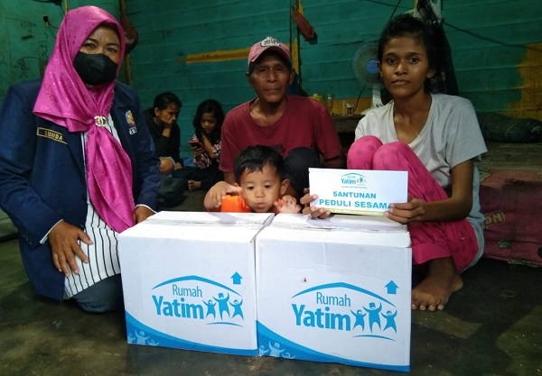 Rumah Yatim Cabang Riau yang ditemani oleh Suhida selaku TKSK Kecamatan Marpoyan Damai, memberikan bantuan uang tunai dan sembako. 