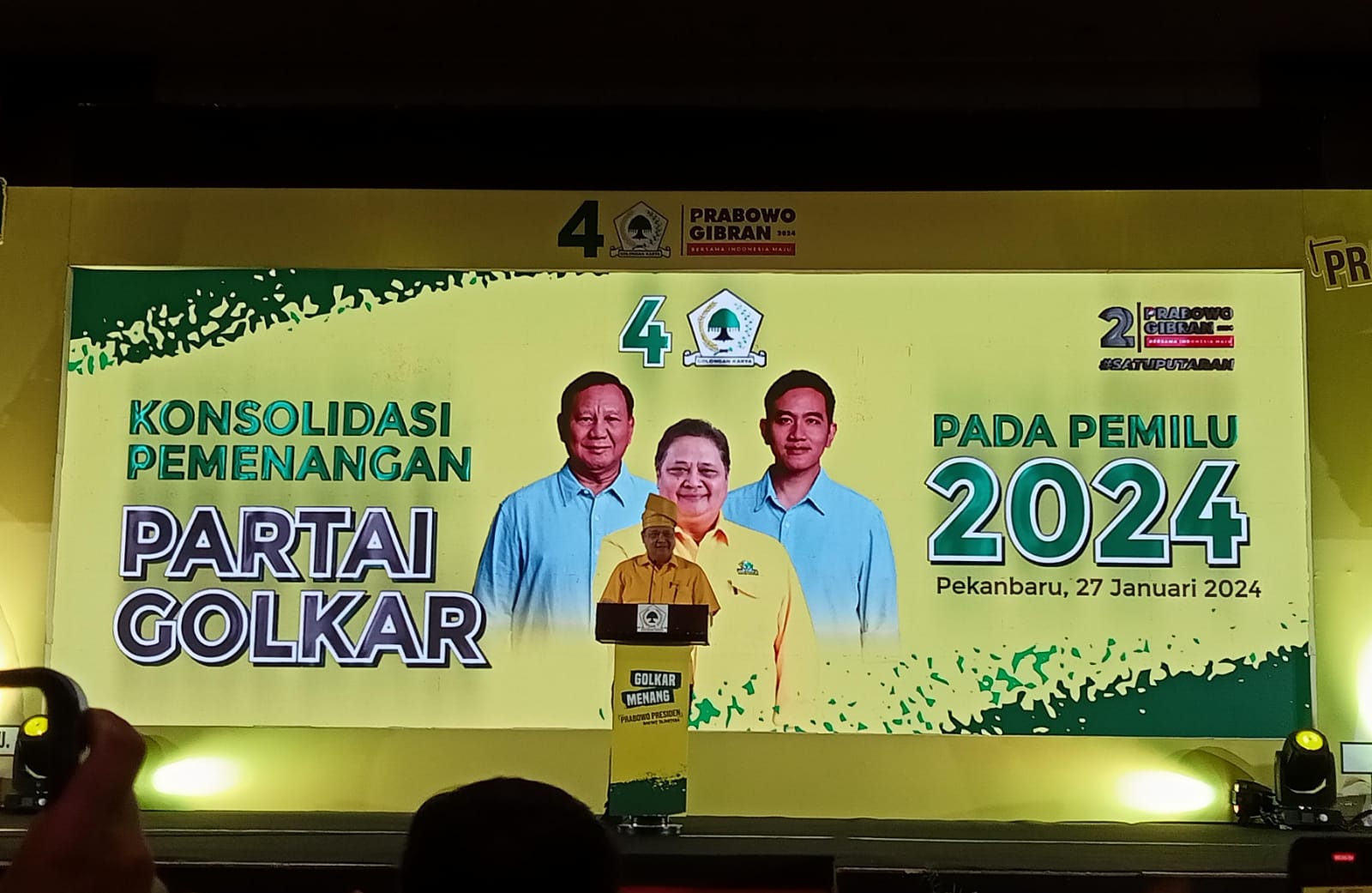 Ketum Golkar Airlangga Hartarto Beri tambahan target perolehan kursi DPR RI dalam acara konsolidasi di Pekanbaru, Riau (foto: Rinai/halloriau)