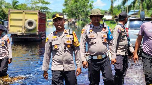 Polsek Kubu saat meninjau banjir di Kubu Babussalam.(foto: afrizal/halloriau.com)