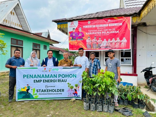 PT EMP Energi Riau serahkan tanaman produktif di Kelurahan Kerumutan (foto/Andy)