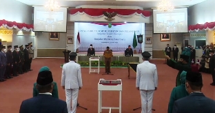 Gubri Syamsuar melantik Pj Walikota Pekanbaru Muflihun dan Pj Bupati Kampar Kamsol di Gedung Daerah Riau.