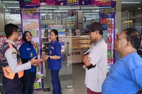 Dishub Pekanbaru tertibkan jukir yang tetap pungut parkir di Alfamart dan Indomaret.(foto: tribunpekanbaru.com)