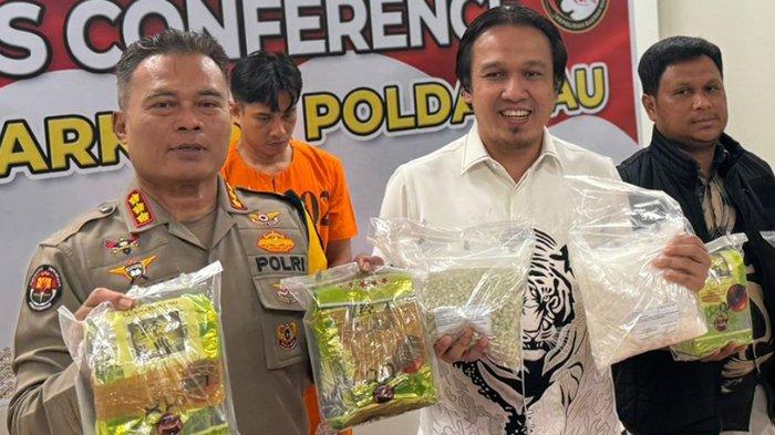 Ekspos kasus penangkapan kurir pembawa 9,5 kg sabu di Mapolda Riau.(foto: tribunpekanbaru.com)