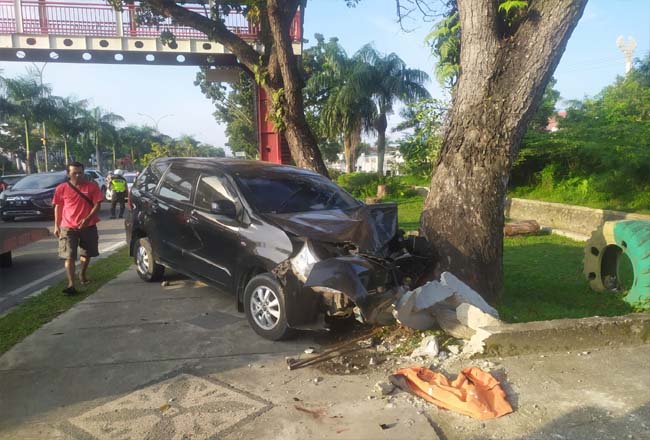 Mobil Avanza hilang kendali dan menabrak petugas kebersihan.