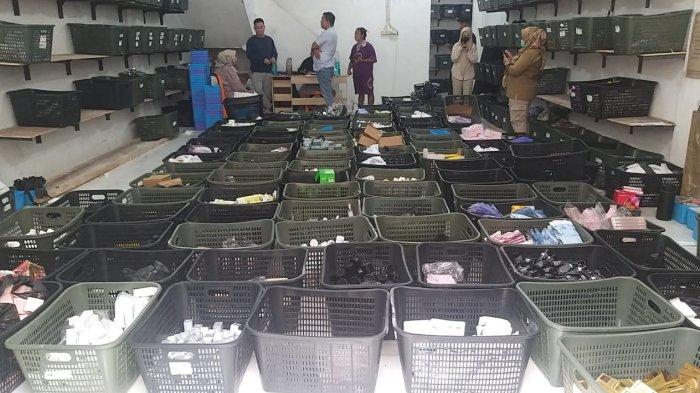 BBPOM Pekanbaru menggerebek gudang kosmetik ilegal dekat Pasar Pagi Arengka Pekanbaru.(foto: tribunpekanbaru.com)