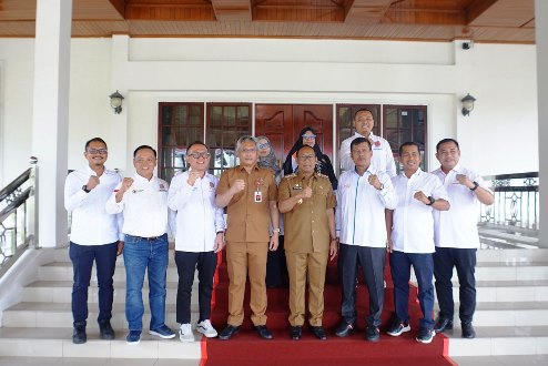 Pj Gubernur Riau, Dr Rahman Hadi MSi bersama jajaran pengurus DPD REI Riau.(foto: mcr)