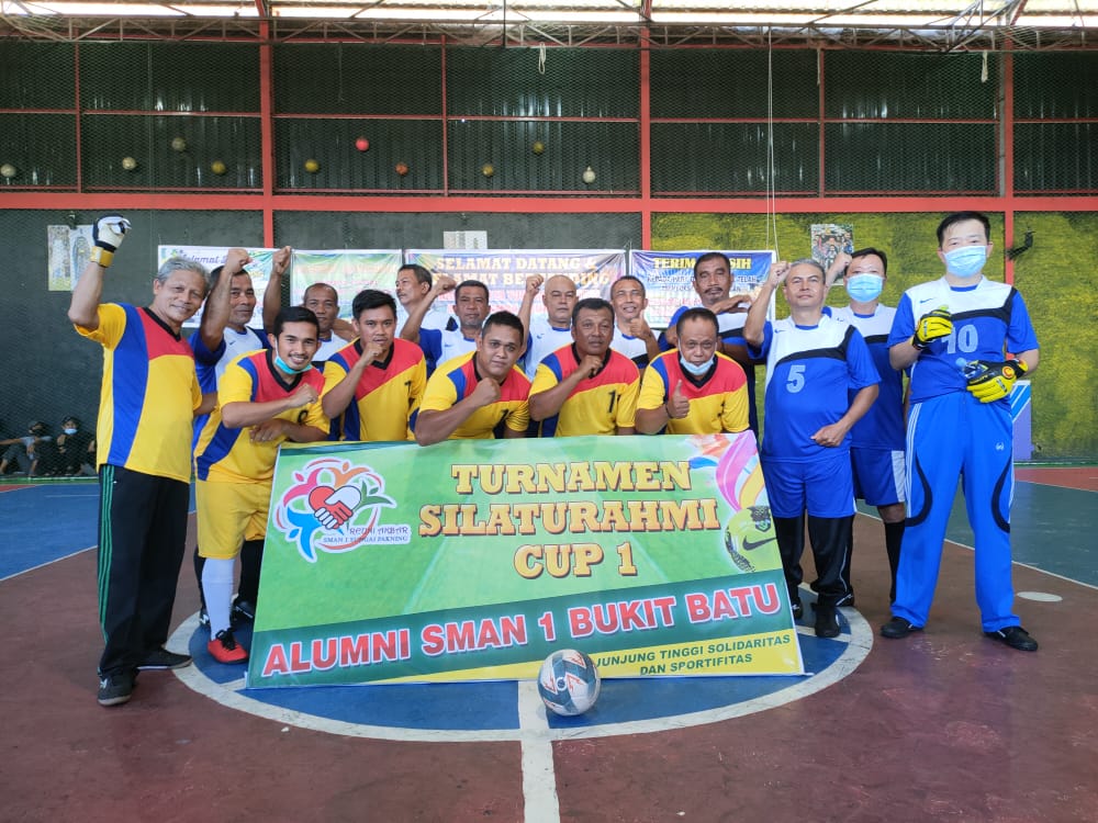 Owner Metro Riau Group, Heric Rakasiwa yang juga merupakan alumni SMA I Bukit Batu turut bermain futsal dan langsung menjadi kiper. Terlihat saat foto bersama