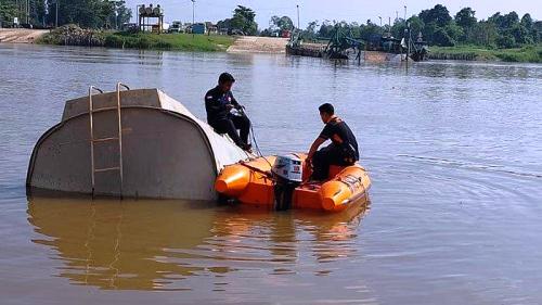 Truk CPO masuk ke Sungai Kampar di Kecamatan Langgam, Pelalawan.(foto: tribunpekanbaru.com)