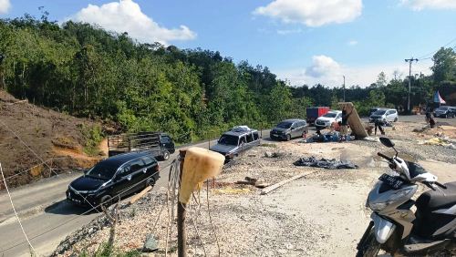 Jalan Lintas Riau-Sumbar di Desa Tanjung Alai sudah kembali dibuka dua arah hari ini.(foto: mcr)