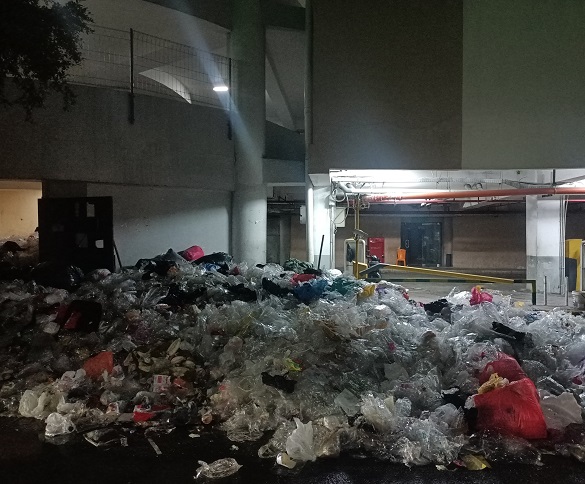 Tumpukan sampah di Jalan Kopi Pasar Pusat Pekanbaru. (Foto: Fawzi)