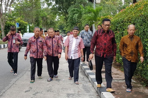 Rektor Syafrinaldi bersama sejumlah dosen UIR.