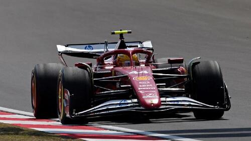 Pembalap F1 tim Ferrari, Lewis Hamilton melajukan mobilnya dalam Sprint Race F1 Grand Prix Cina 2025 di Shanghai International Circuit, Shanghai, Cina. (Reuters/Go Nakamura/Tempo)