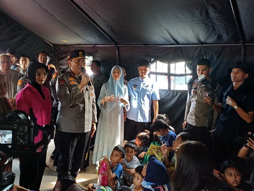 Walikota Pekanbaru, Agung Nugroho bersama Kapolda Riau dan Kepolres Pekanbaru meninjau langsung lokasi banjir di Rumbai. (Foto: Dini Rahmadanti)