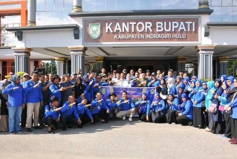 Bupati Inhu Rezita bersama kontingen KTNA yang berangkat ke Padang (foto/andri)